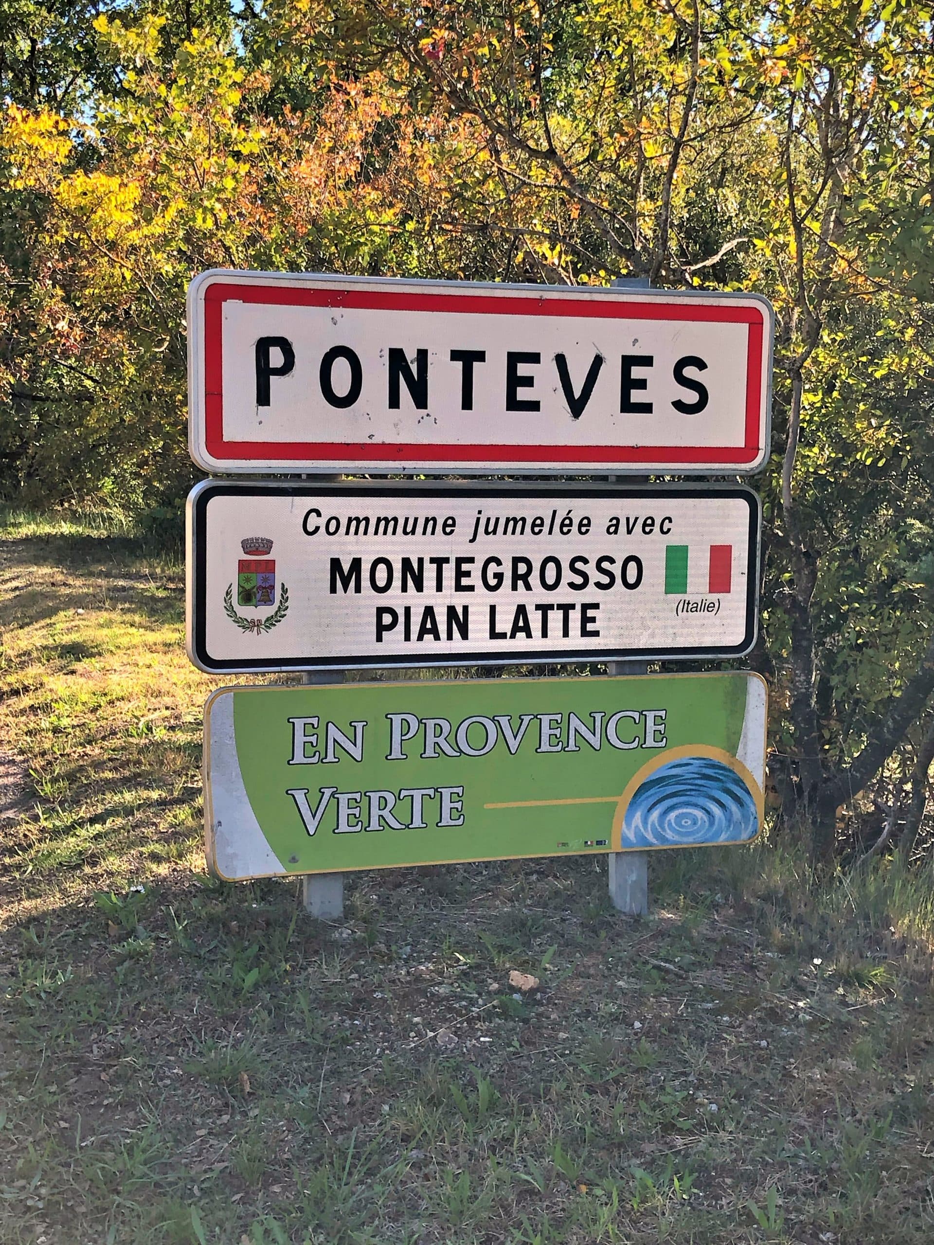 Pontevès, à proximité direct de Barjols, Pontevès est un petit village de Provence perché, dominant les plaines alentours essentiellement constituées de vignobles