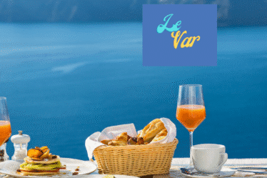 Petit déjeuner au bord de la piscine.