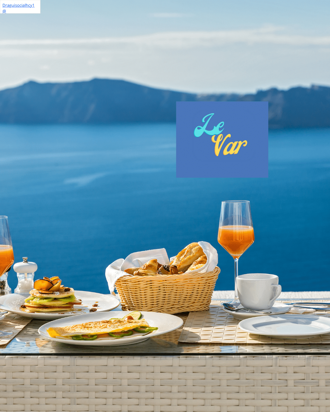 Petit déjeuner au bord de la piscine.