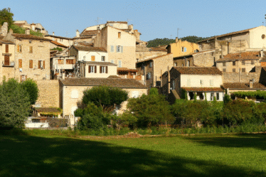 Niché au cœur de la Provence verte, dans le département du Var, le village de Bras séduit par son authenticité, sa sérénité et la richesse de son patrimoine