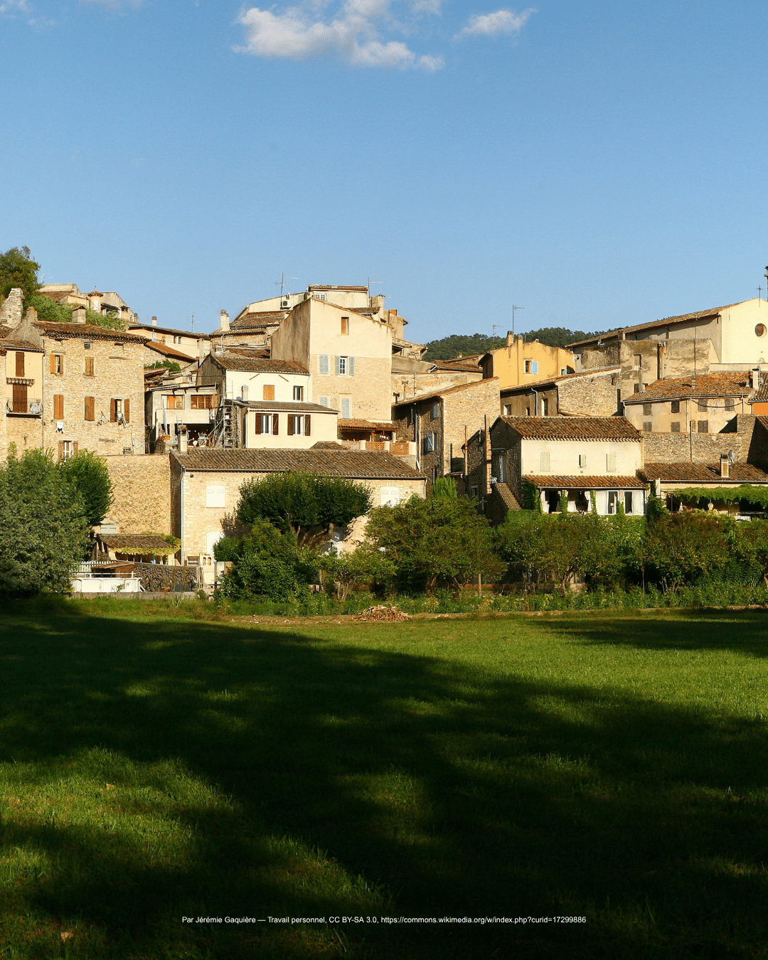 Niché au cœur de la Provence verte, dans le département du Var, le village de Bras séduit par son authenticité, sa sérénité et la richesse de son patrimoine